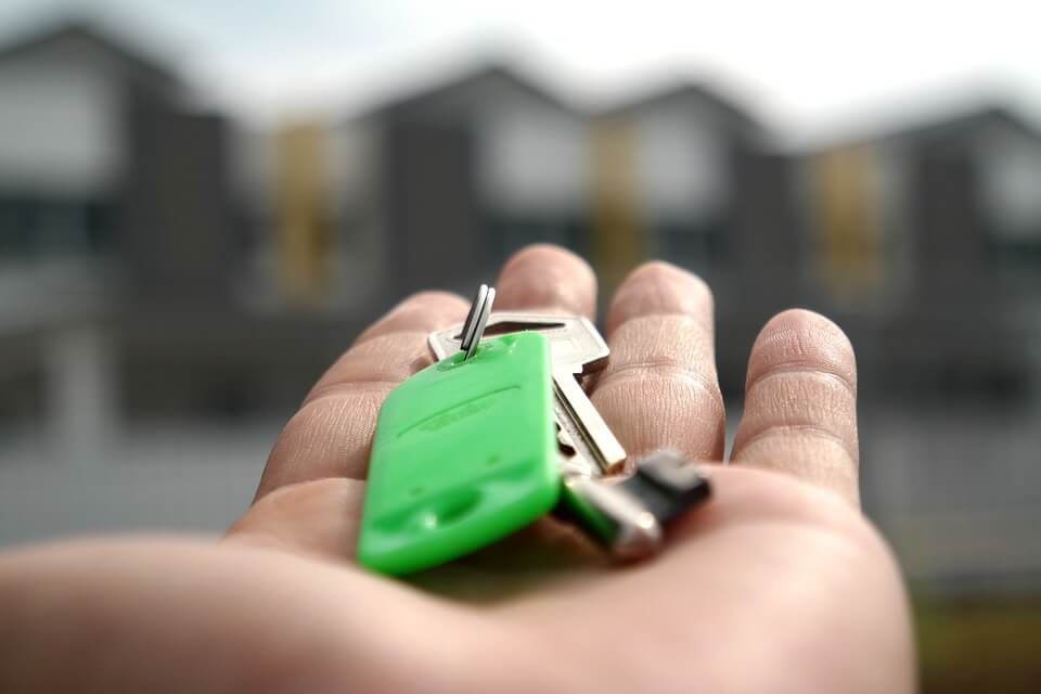 Image of hand holding keys, representing how Anna M. Price of Jenkins Fenstermaker can help with estate planning to avoid ancillary probate and with the probate of an ancillary estate in West Virginia (WV), Kentucky (KY), or Ohio (OH).